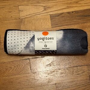 NWOT Manduka yogitoes skidless yoga mat towel